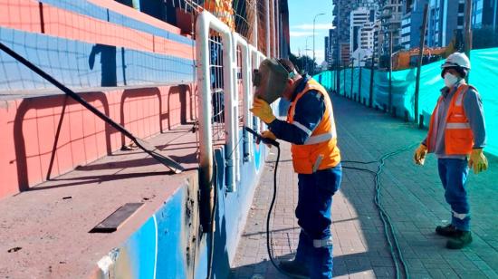 Trabajadores realizan el retiro de las estructuras metálicas de la Tribuna De Los Shyris, en Quito, este 20 de mayo de 2024.