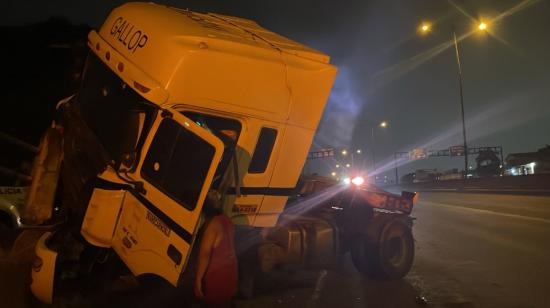 Una persona se acerca al cabezal de un tráiler accidentado en la vía Perimetral, Guayaquil, el 19 de mayo de 2024.