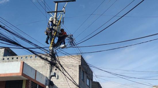 Un operador de la Empresa Eléctrica Quito realizando trabajos en un sector de la capital, el 19 de mayo de 2024.