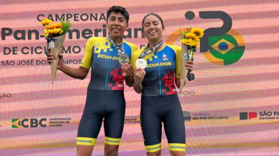 Mateo Ramírez y Natalie Revelo, con sus medallas de plata del Panamericano de Ruta, el 21 de mayo de 2024.