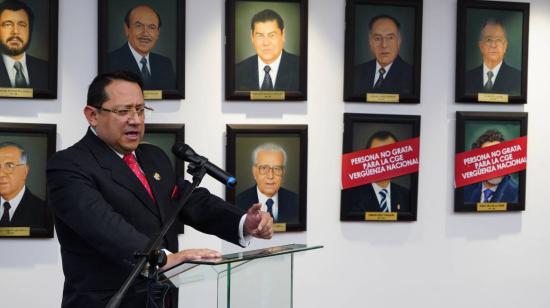 Los retratos de los excontralores Pablo Celi y Carlos Pólit aparecen cubiertos en el edificio de la Contraloría, en Quito, el 21 de mayo de 2024.