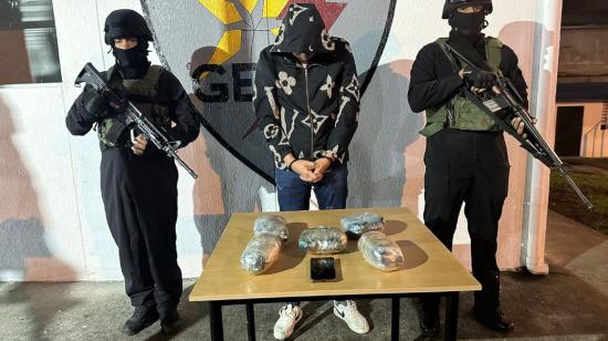 Un cabo segundo de la FAE, vestido de civil, fue detenido en operativo antidrogas en Napo, 17 de mayo de 2024.