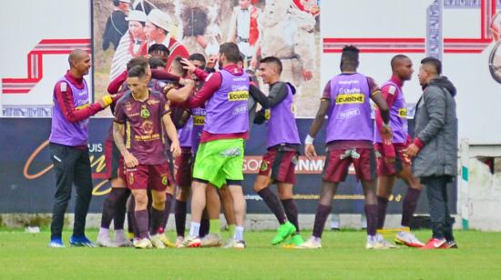 Los jugadores de Mushuc Runa celebran un gol en Echaleche, el miércoles 22 de mayo de 2024.