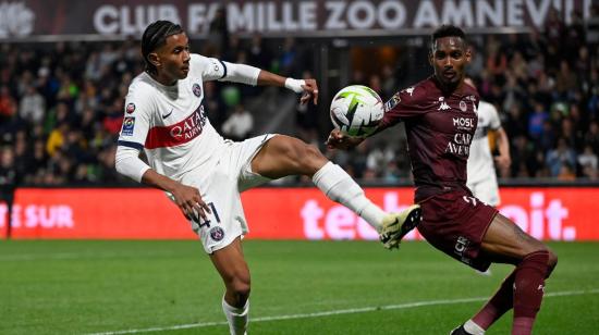 Senny Mayulu del Paris Saint Germain lucha por el balón con Christophe Herelle del Metz