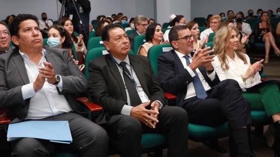 Richard Gómez, vocal de los afiliados (primero a la izquierda); Eduardo Peña, vocal del Ejecutivo (tercero desde la izq.) y María de los Ángeles Rodríguez, vocal de los empleadores, en un evento del 10 de abril de 2024.