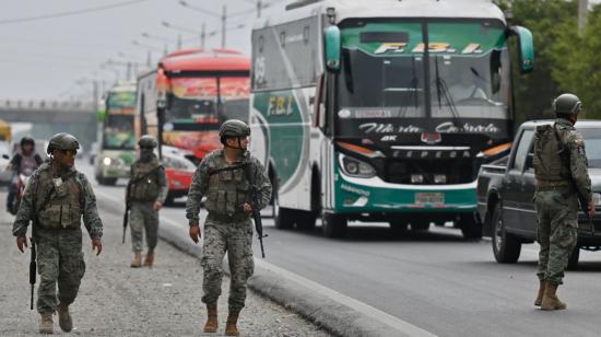 Militares en un recorrido en el sector de la Marín, San Roque, Plaza Grande, en Quito, durante el estado de excepción, el 30 de enero de 2024. 