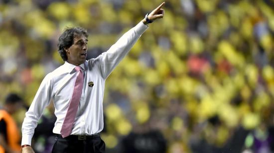 Guillermo Almada, dirigiendo a Barcelona SC, en la Copa Libertadores 2017 contra el Palmeiras en el estadio Banco Pichincha, el 5 de julio de 2017.