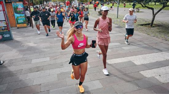 Grupo de corredores entrenando gracias a la iniciativa de Nike.