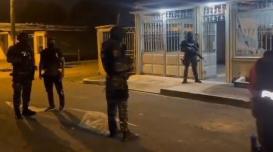 Policías ejecutan un operativo Cero Impunidad en Ecuador, el 23 de mayo de 2024.