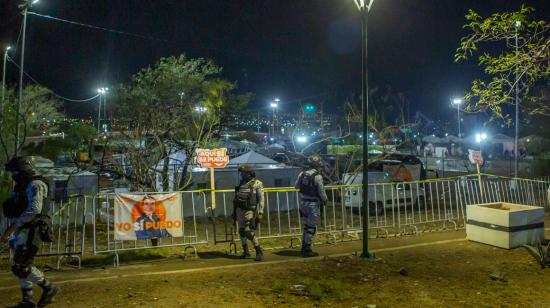 Miembros del ejército mexicano custodian el área donde se derrumbó un escenario durante un mitin  del candidato Jorge Álvarez Máynez.