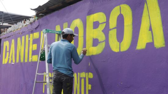 Un trabajador pinta un mural de campaña de Daniel Noboa, el 29 de septiembre 2023, en Durán.