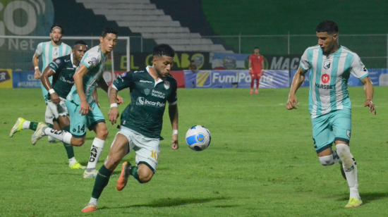 Robert Burbano, de Orense, maneja una pelota en el partido ante Cumbayá, el 26 de mayo de 2024.