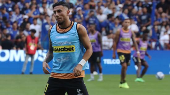 Joao Rojas, durante el calentamiento antes del Clásico del Astillero, entre Emelec y Barcelona SC, el 28 de abril de 2024. 