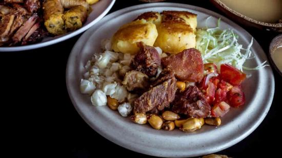 Imagen referencial de un plato de fritada, con carne de cerdo.