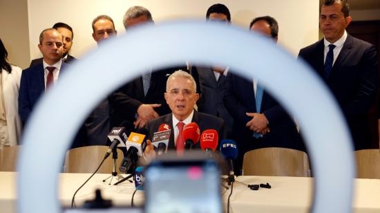 Fotografía de archivo del expresidente colombiano Álvaro Uribe durante una rueda de prensa en Bogotá.