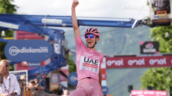 Tadej Pogacar festeja su victoria en la Etapa 20 del Giro de Italia, el 25 de mayo de 2024.