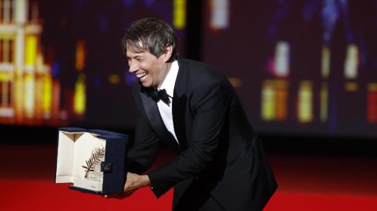 Sean Baker muestra la Palma de Oro que ganó con su divertidísima 'Anora'.