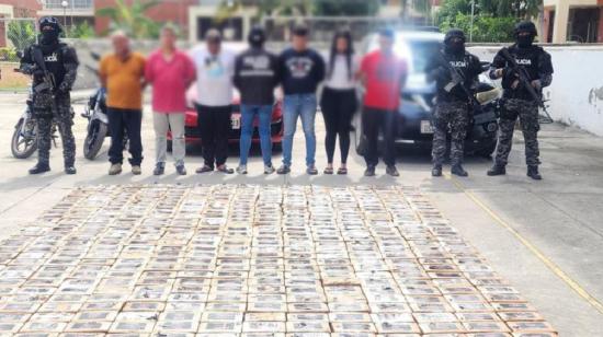 La Policía logró el decomiso de un cargamento de droga, tras un allanamiento en Los Ceibos, Guayaquil.