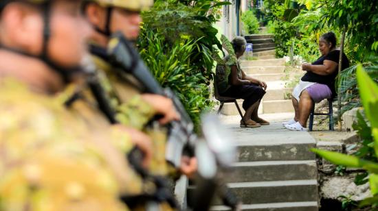 Militares custodian uno de los barrios intervenidos por las fuerzas de seguridad de El Salvador, desde el 25 de mayo de 2024.