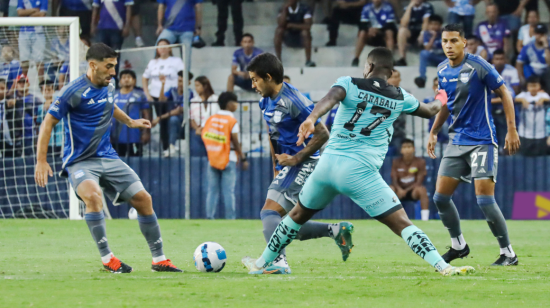 Marcelo Meli, de Emelec, maneja una pelota ante Cumbayá, en Guayaquil, el 13 de abril de 2024.