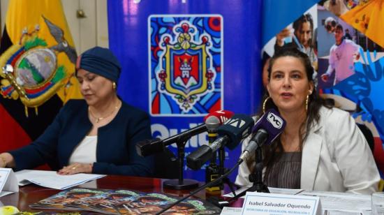 María Isabel Salvador, secretaria de Educación, Recreación y Deporte, junto a Alexandra Álava, secretaria de Gobierno Digital y Tecnologías de la Información y Comunicaciones, en una rueda de prensa el 23 de mayo de 2024.