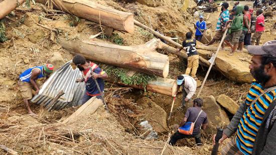 Personas excavando en el lugar del deslave en Papúa Nueva Guinea, 27 de mayo de 2024.