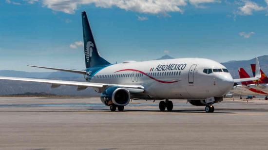 Un avión de Aeroméxico en el Aeropuerto Internacional Mariscal  Sucre de Quito, en 2020.