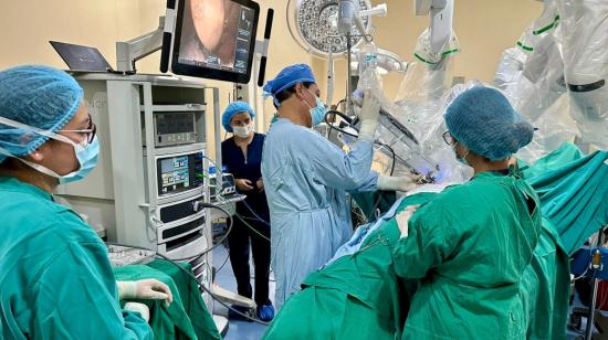 Un equipo de médicos del hospital Eugenio Espejo en una cirugía, el 15 de mayo de 2024.