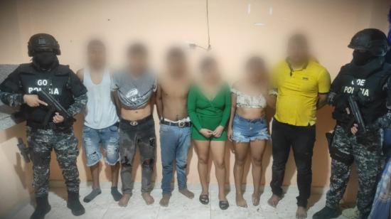 Los seis presuntos integrantes de Los Lobos, capturados tras un operativo en Posorja, Guayaquil, el 26 de mayo de 2024.