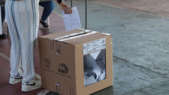 Una mujer deposita su voto en la consulta popular de este 21 de abril de 2024.