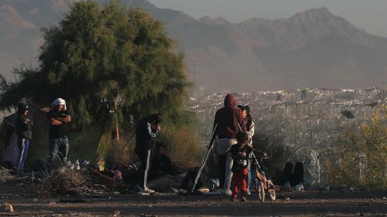 Migrantes permanecen en las inmediaciones del cerco fronterizo con Estados Unidos, el 23 de mayo de 2024, en ciudad Juárez, Chihuahua (México).