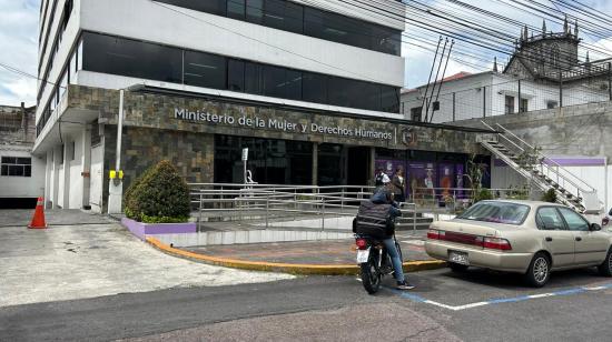 Imagen de la fachada del Ministerio de la Mujer, en el centro norte de Quito, este 27 de mayo.