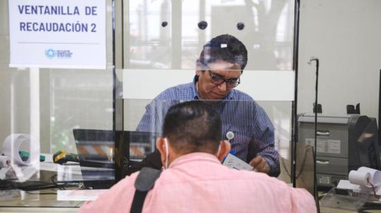 Un ciudadano en una oficina de servicio en el Municipio de Guayaquil, mayo de 2024.