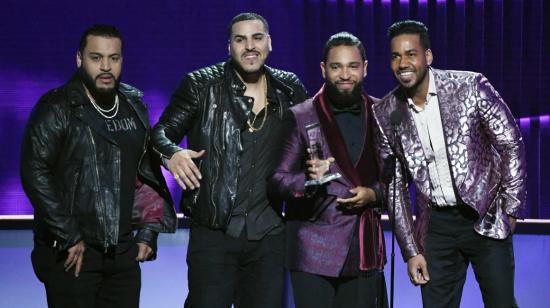 De izquierda a derecha: Lenny Santos, Max Santos, Henry Santos y Romeo Santos, del grupo Aventura, cuando ganaron el premio Billboard en 2019. 