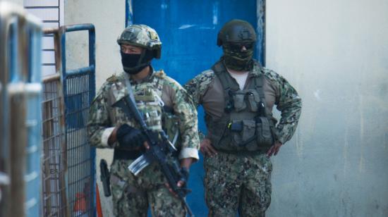 Dos militares afuera de una cárcel de Guayaquil, en abril de 2024.