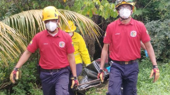 Personal de emergencia retira a uno de los fallecidos en el accidente de avioneta en Santa Rosa, El Oro, el 28 de mayo de 2024.