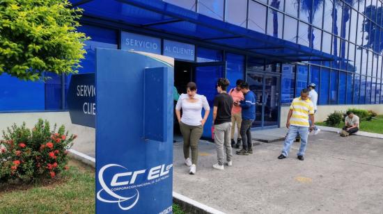 Usuarios del servicio de energía eléctrica esperan afuera del área de servicio al cliente de CNEL en la Garzota, al norte de Guayaquil, este 28 de mayo de 2024. 