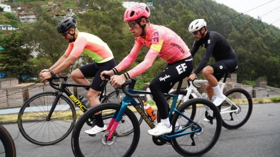 Rigoberto Urán, recorriendo las calles de Quito, antes de presentar el Giro de Rigo, el jueves 23 de mayo de 2024. 