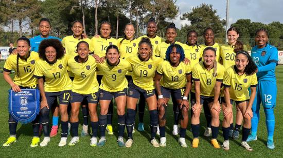 Las jugadoras de la selección femenina de Ecuador posan previo a un amistoso aten Rusia, el 4 de abril de 2024.