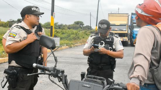 Policías en un operativo de control en Durán el 26 de mayo de 2024.