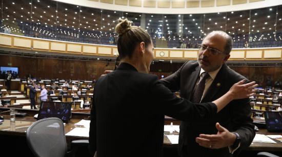 El presidente de la Asamblea, Henry Kronfle, saluda a la ministra de Ambiente, Sade Fritschi, en el Pleno el 28 de mayo de 2024.