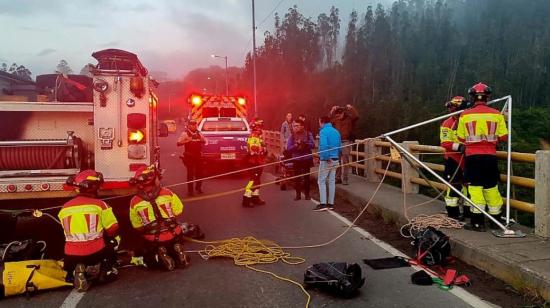 Los bomberos de Quito trabajan en el rescate de un joven de 20 años en el puente de Gualo, el 29 de mayo de 2024.