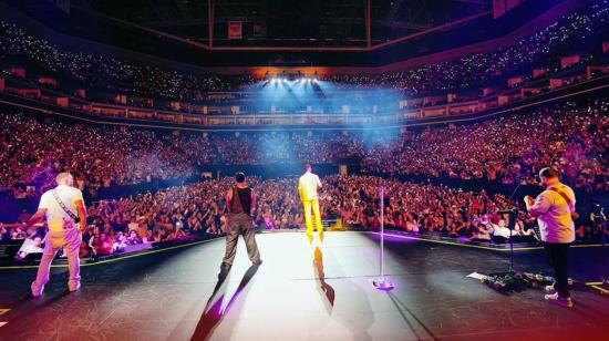 El grupo Aventura en un concierto de la gira Cerrando Ciclos el 2 de mayo de 2024.