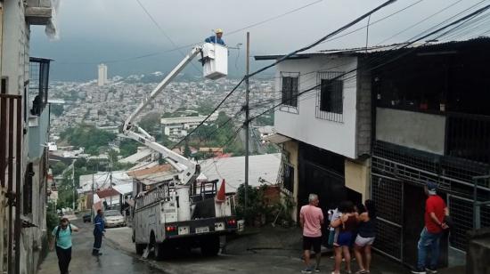 Trabajos de mantenimiento de un barrio de Guayaquil, el 25 de abril de 2024.