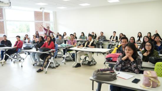 Imagen referencial de estudiantes de la UNAE en un aula de clases, Azoguez, el 17 de mayo de 2024.