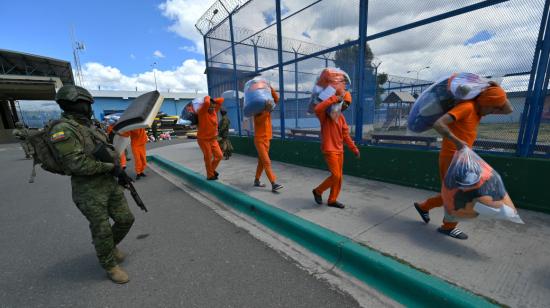 Imagen referencial. Un militar resguarda a varios prisioneros en la cárcel de Latacunga, febrero de 2024.