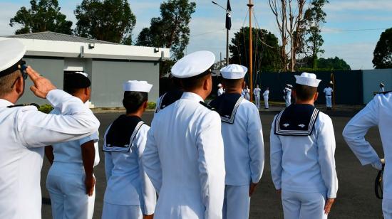 Personal de la Armada del Ecuador en una formación.