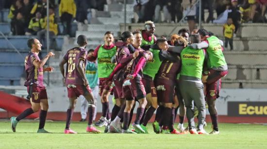 Los jugadores de Mushuc Runa celebran el gol de Stiven Tapiero, ante Barcelona SC, el 2 de junio de 2024. 