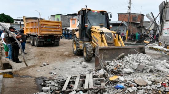 Maquinaria del Municipio de Guayaquil derrumba una estación de combustible clandestina.