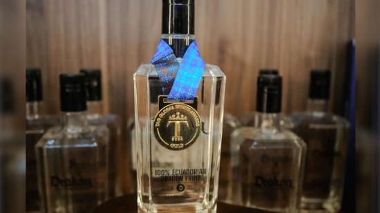 Imagen del aguardiente de pitahaya ecuatoriano reconocido en los TAG Global Spirits Award de 2024.